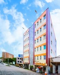 BOX HOUSE